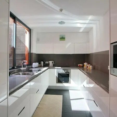 Moradia No Condominio L'orangerie Em Villa